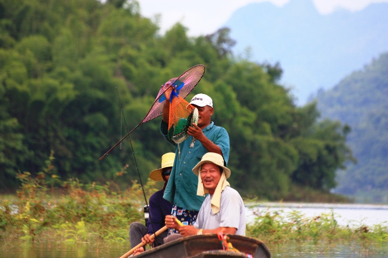 นั้นไต๋ดันพายเรือเขาไปคุยอีกครับ :laughing:
ไปกันใหญ่ :laughing: :laughing:
ชัดขึ้นๆครับ :love: :c