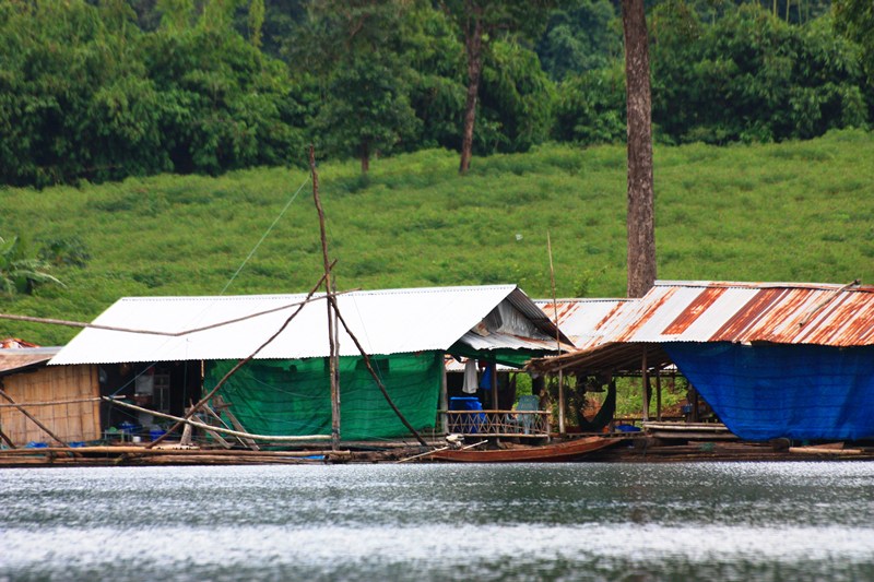 +กับ เรือนแพของชาวบ้าน ที่อาศัยแหล่