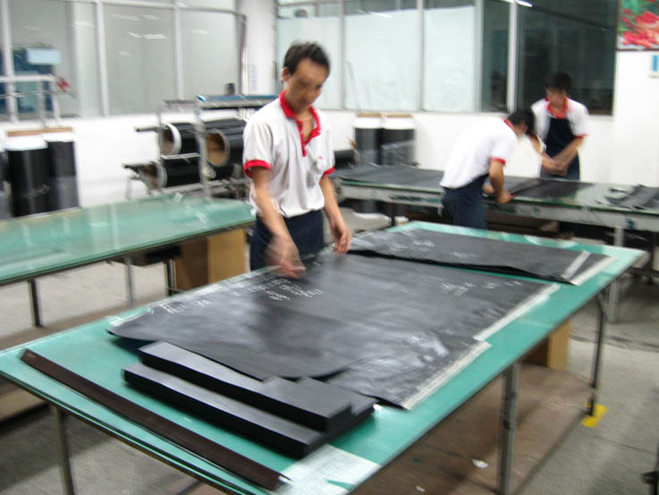 
เริ่มต้นผลิตคัน Graphite  ก็ต้องเริ่มที่วัตถุดิบคือผ้า Graphite โดยที่โรงงานนี้ ในส่วนของผ้า Graph