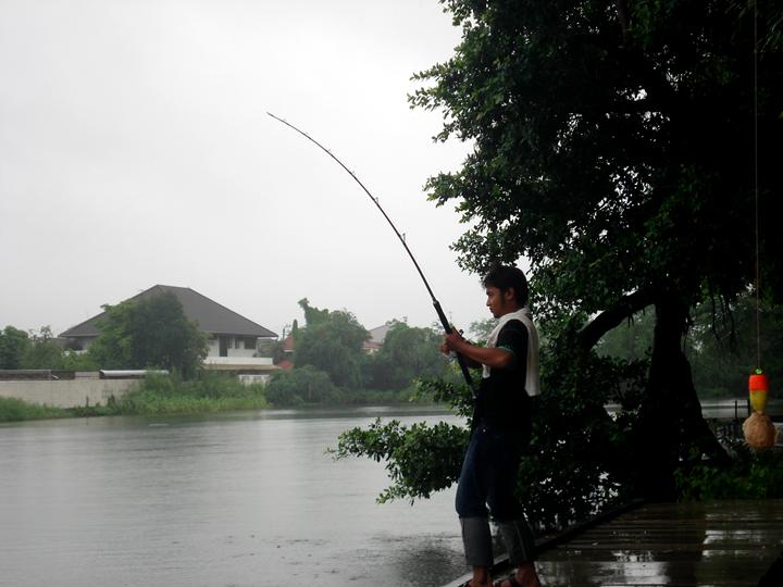 ฝนตกไม่เลิกเลย แต่เราก็ยังตกต่อก็เป็นอีกบรรยากาศหนึ่งที่เย็นสบายชื้นๆนิดๆๆ :grin: :grin:
แล้วผมก็โด