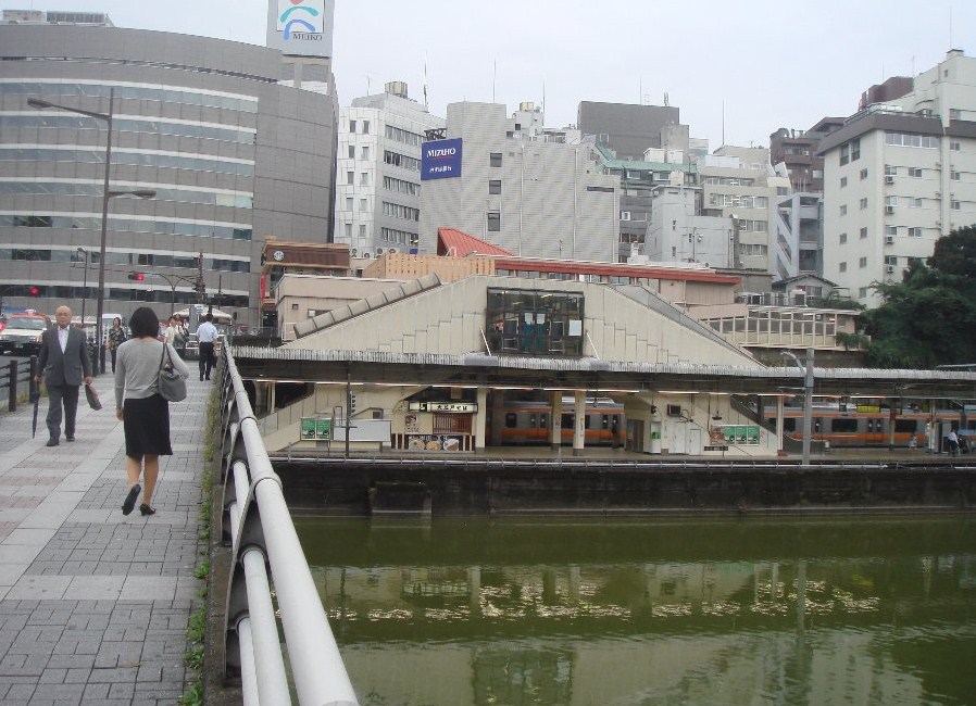 ข้างสถานีเป็นแม่น้ำในใจกลางเมืองโตเกียว