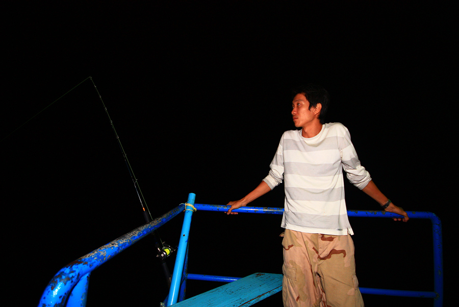 น้ามล เพื่อนของน้าเคคิม ก้อออกมายืนลุ้นปลาอยู่ท้ายเรือเหมือนกัน...
คลื่นลมนิ่ง ๆ แบบนี้ น้ามล บอก โ