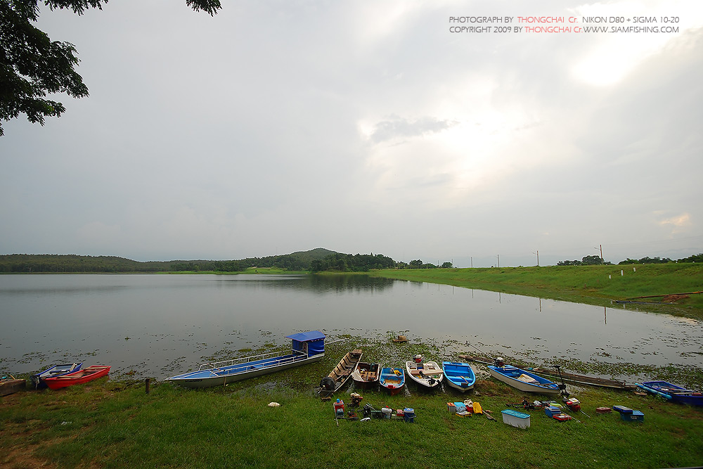 บรรยากาศที่ทุกคนต้องลุ้นที่บนศาลาครับชบ ทำให้ท่าเรือต้องเงียบไปเลย :cheer: :cheer: :cheer: