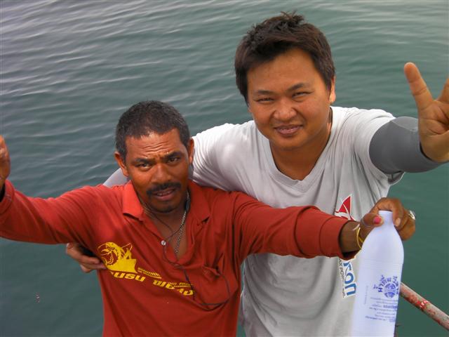 ตัวที่สามที่ได้ ต้องขอขอบคุณไต๋ดังๆ เพราะน้าเอ็มเอาเข้ามาถึงข้างเรือ แล้วเจ้าอินทรีย์สะบัดหัวมุดอีกร