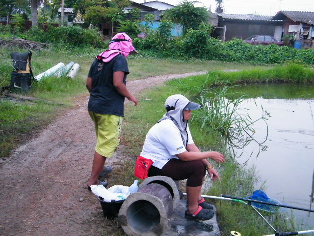 ข้างๆพี่พล มี ครอบครัว น้าหมึก นั่งหลิวอยุ่ครับ  :laughing: