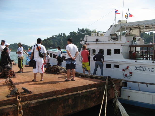 ท่าโป๊ะเกาะสอง ระหว่างรอเจ้าหน้าที่ ต.ม. ของพม่าตรวจเอกสาร
นักตกปลามีเวลาเดินเข้าไปซื้อของในตลาดของ
