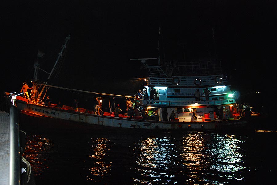 วนขึ้นขอบดอนด้านเหนือ 

เจอเรือประมงไทย  ตกปลาสายมือ ที่มาทำสัมประทาน  ตกปลาที่นี้

วิ่งเรือเข้า