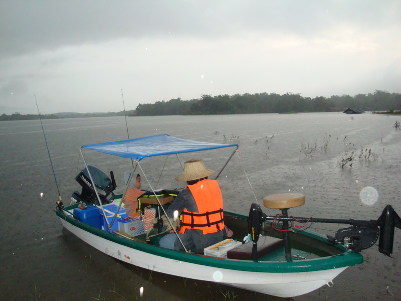 ยังไม่ทันออกเรือ ฝนก็โปรยปราย ลงมาซะแร้วส์.............