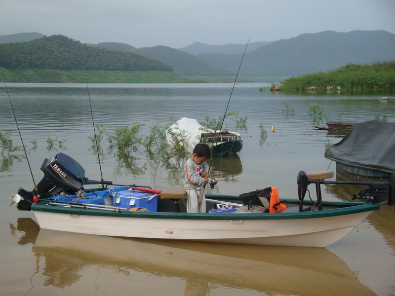 หลังจาก จอดรถเก็บเทรลเล่อร์เสร็จ  มองไปที่เรือ 
โห.......... เคน...... จะเริ่มบรรเลงเลยรึนั่น