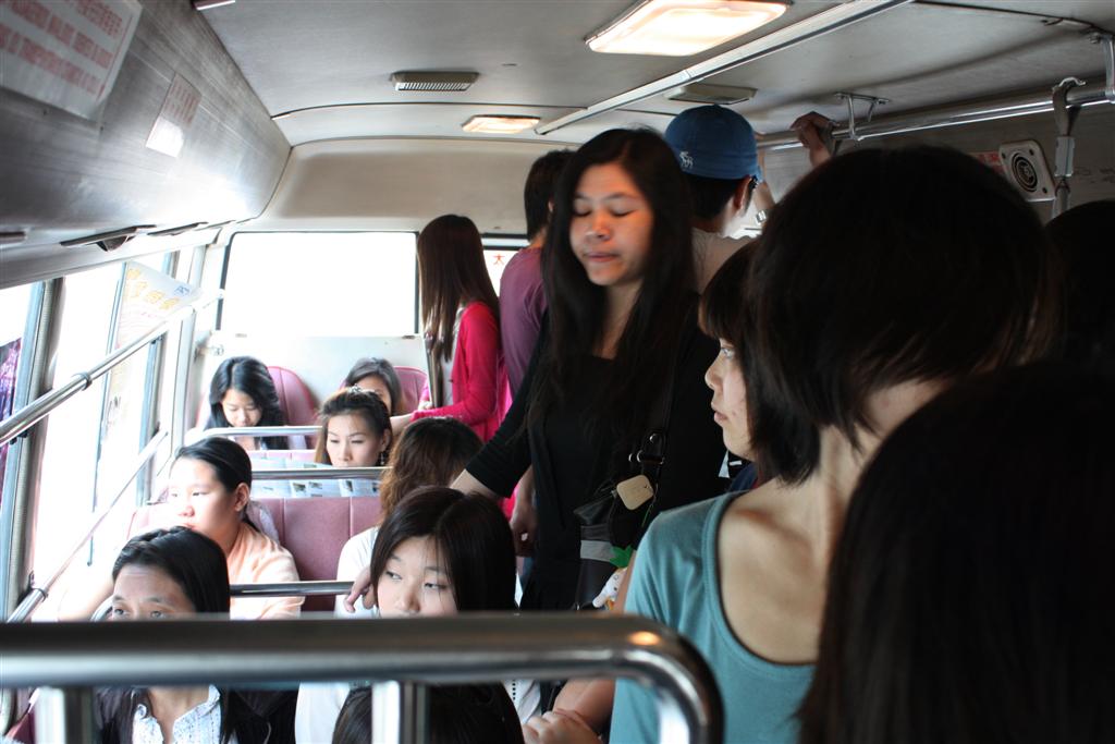 เดินไปขึ้นรถเมล์ไปท่าเรือ บนรถเมล์คนแน่น คนไทย7คน นอกนั้นคนมาเก๊าหมดเลย ค่ารถคนละ 3.5 เหรียญมาเก๊า เ