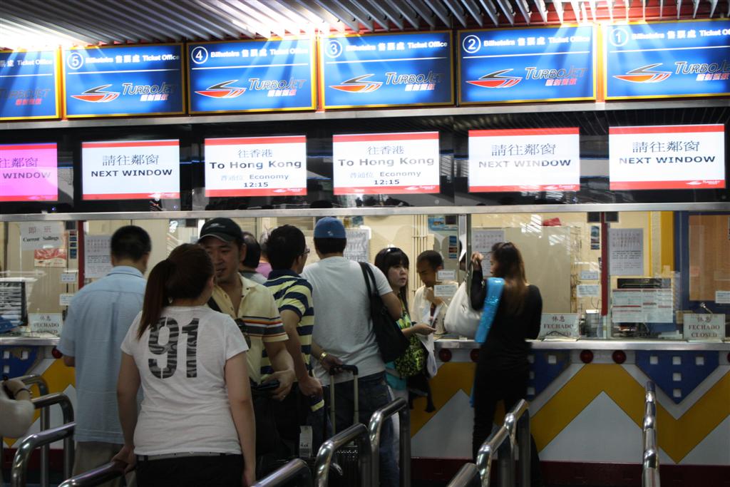 ถึงท่าเรือ star ferry ซื้อตั๋ว turbo jet ไปฮ่องกง เรือวิ่ง45 นาที