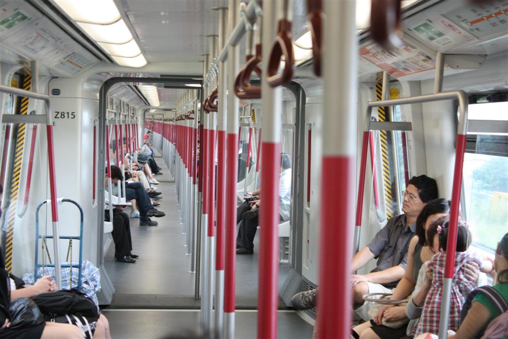 อิ่มแล้ว นั่งรถใต้ดินไปไหว้พระใหญ่นองปิง  บรรยากาศในรถไฟใต้ดิน สอาดมากครับ