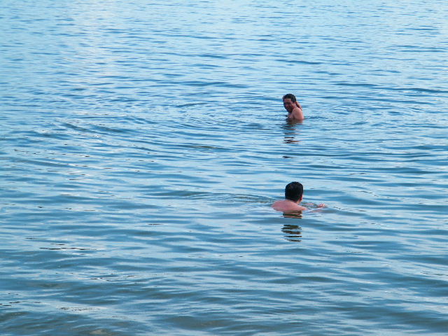 บ่ายของวันที่สองแล้วครับ วันนี้อากาศดีจังเลย

อ้าว แล้วเด็ก ที่ไหนลงไปเล่นน้ำเนี่ย  :laughing: