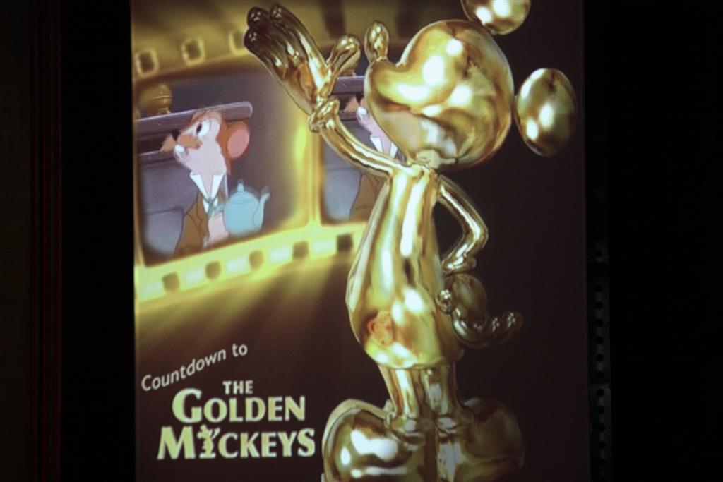 จบแล้วรีบเข้าไปดู the golden mickeys ครับ เป็นอีกโชว์หนึ่งที่มาแล้วต้องดูให้ได้