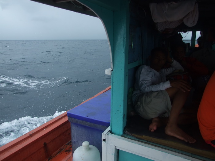 ฝนมาหลบฝนกันใหญ่เลยแน่นเหมือนปลากระป๋องสิบบาท