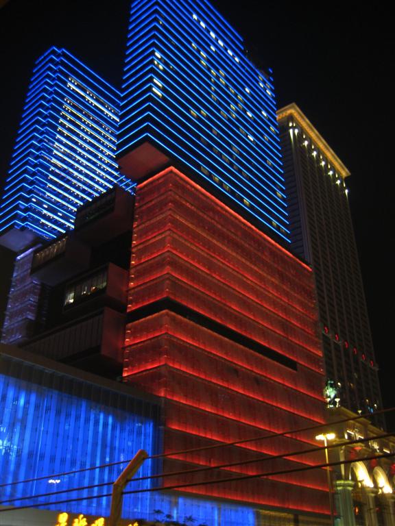 เก็บของเสร็จ..ลงมาดูแสงสีซะหน่อย..ตึก world casino อยู่ตรงข้ามโรงแรมที่พักพอดี