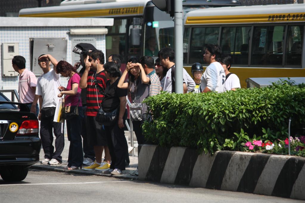 ข้ามถนนต้องระวัง รถวิ่งเร็วเหมือนกัน