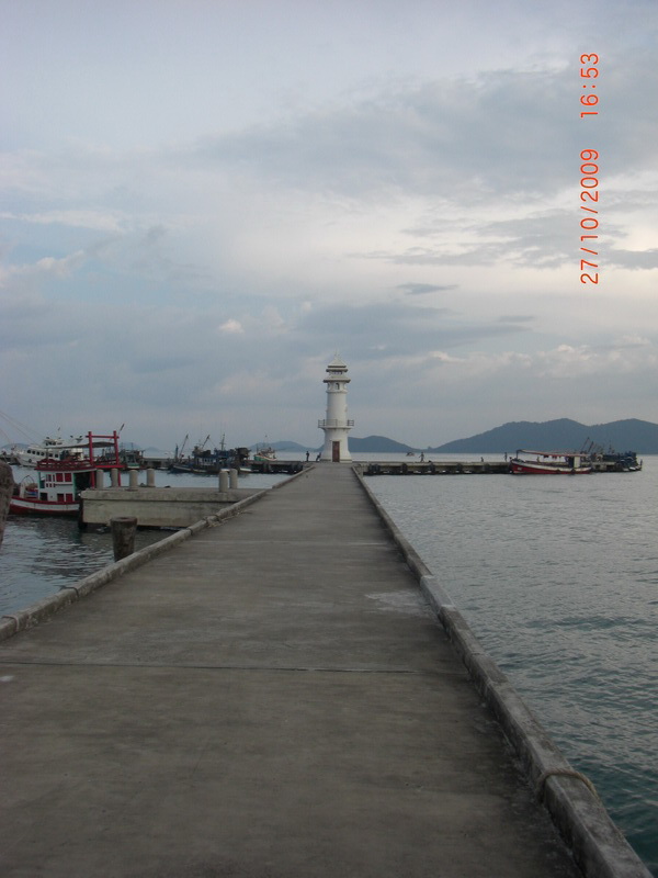 นี่เลยสัญลักษณ์อย่างหนึ่งของเกาะช้าง อยู่ปลายสะพานเรือเลย 