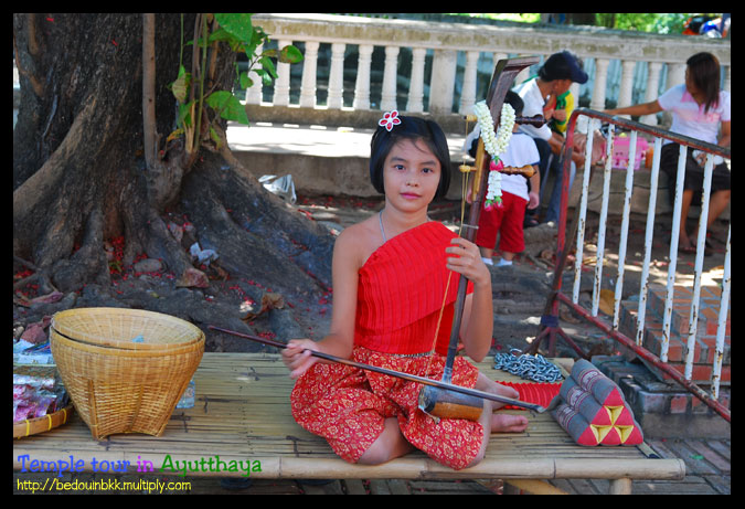 เจอน้องนั่งเล่นดนตรีไทย โดยส่วนตัวหมวยค่อนข้างแพ้ทางกับเครื่องสายและเครื่องเคาะบางชนิด
ไม่เว้นแม้กร