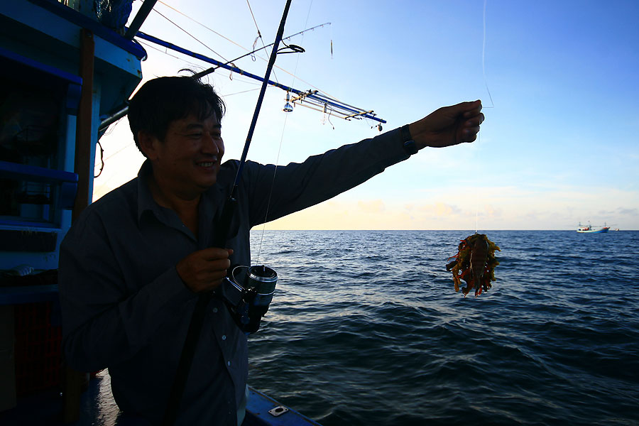ส่วนเฮียฮารุณ..........ทริปนี้ เป็นครั้งแรกที่ลงทะเล........
ยังไม่ค่อยคุ้นเคยกับการตกปลาที่ระดับน้