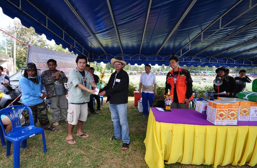 รางวัลชนะเลิศ ปลาใหญ่ ครับ มอบรางวัลโดย สท.มิตร ประธานการจัดงานใหญ่และกิจกรรมของ งานอ่างเก็บน้ำดอกกร