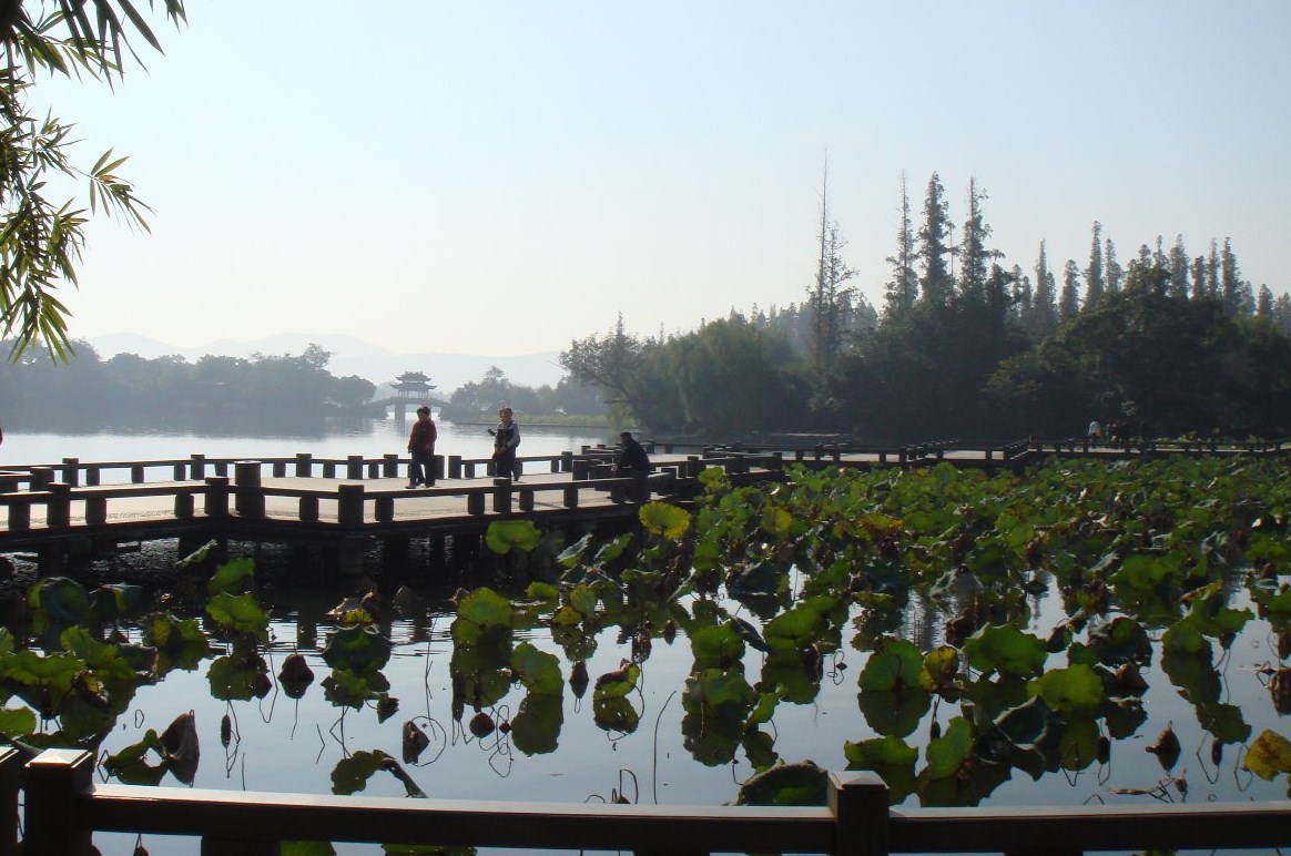 วันนี้พี่ hu รุ่นพี่ ที่เมืองจีนพาเที่ยวที่  ทะเลสาบชื่อดังเมืองหางโจว