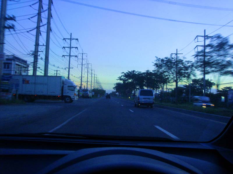 เข้าเขต ฉะเชิงเทรา ตอนเกือบๆสว่าง รถยังน้อย ถนนโล่งๆ ได้เห็นหมอกตอนเช้าๆด้วย อากาศก็ดีครับ  :smile: