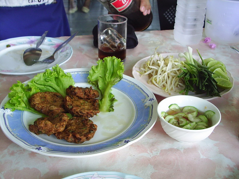 ทอดมันปลากราย กะผัดไทย แถวลาดหญ้าอร่อยมากกกกกกกกกก :grin: