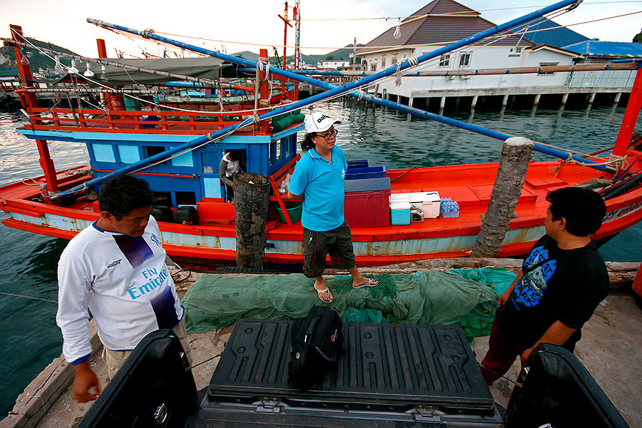 
รีบๆช่วยกัน ขนของลงเรือก่อน

จัดแจงแพ๊คของลงตู้  อะไรที่ควรจะเย็น  ก็ต้องรีบทำให้ เย็นๆ

 :gri