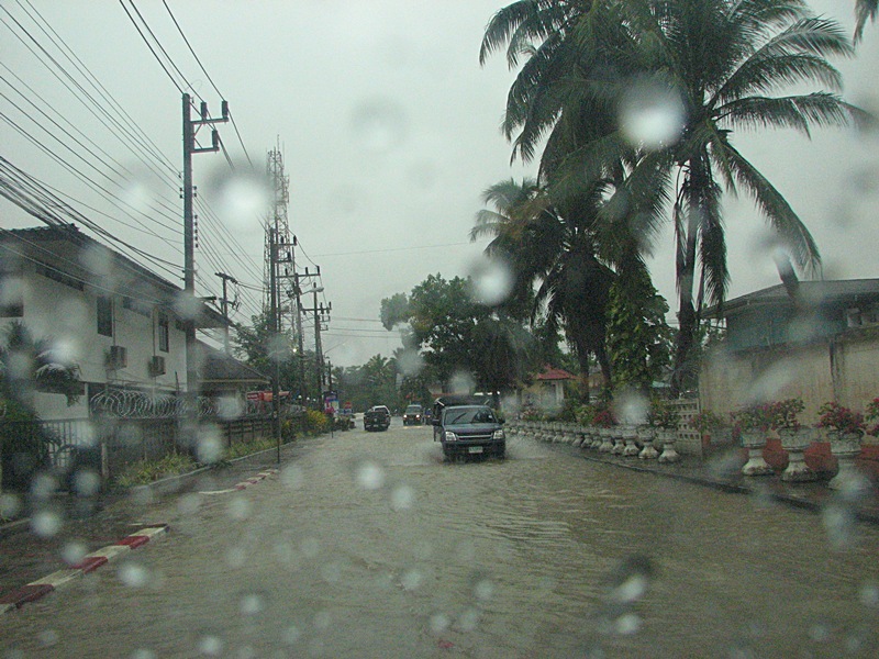 อาทิตย์ที่ผ่านมา  พายุเข้าที่ฝั่งอ่าวไทยตอนล่าง

ทำให้เกิดสภาวะ ฝนตกหนัก ลมแรงไปทั่ว

พื่นที่ภาค
