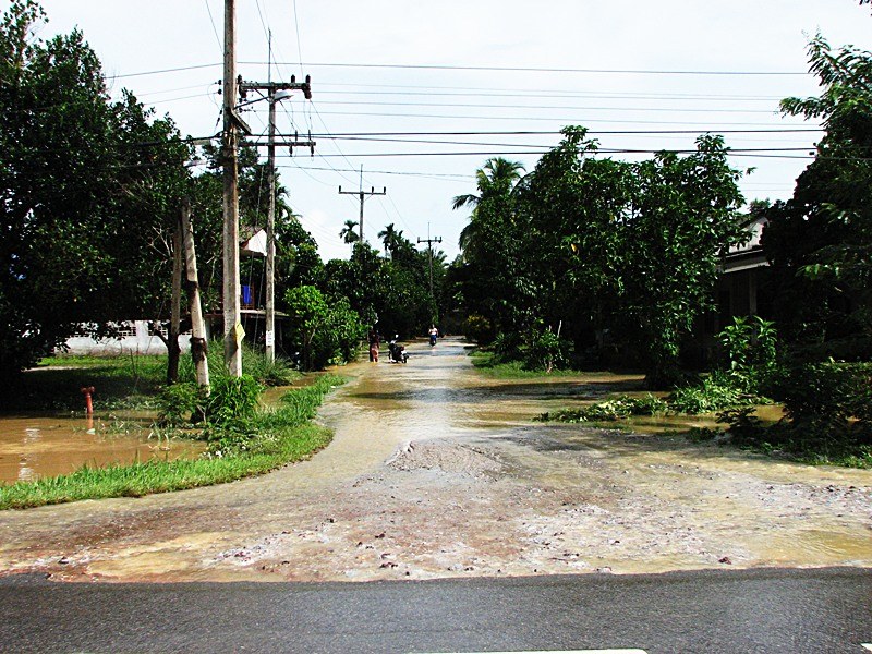 การก่อสร้างบ้านเรือนทำให้น้ำไหล เปลี่ยนทิศทาง  เร็ว  และ แรงขึ้น



 :cry: :cry: :cry: :cry: :cr