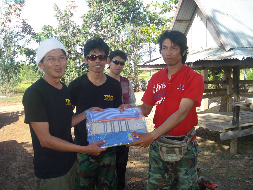 พี่หล่อรองประธานทีม มอบของเล็กๆ น้อย ขอบใจ พี่แหลมและพี่ๆ จาก อ.กันทรัลักษณ์ที่ช่วย พาเข้าหมาย และ แ