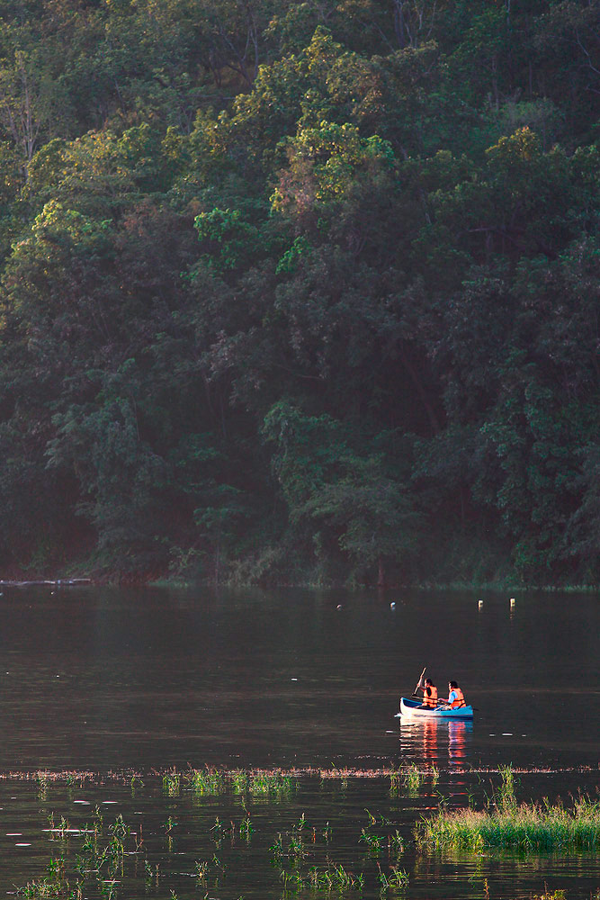 ภาพบรรยากาศ เมื่อผมไปถึง   มองลงไปด้านล่าง เห็นคนพายเรือเล่น น่าลงไปตีเหยื่อชมัด  :grin: