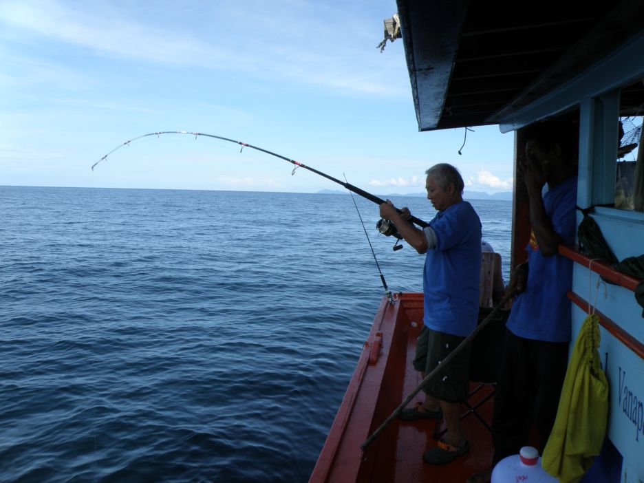 เรือวิ่งถึงหมายหิน 8 ไมล์ เรือเข้าหมายเรียบร้อยทุกคนลงสายเรียบร้อย คันของคุณฮั้ว ร้านข้าวหมูแดงยะลาก