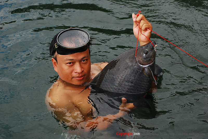 ป๋าเหน่งอีกสักใบ  กับปลาตัวเดิม   

:cool: :cool: :cool: