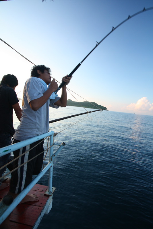 และแล้วท้ายเรือก็เริ่มแพงพลังครับ  ยืนอัดโดยมีคุณแม่นั่งให้กำลังใจ   :cheer: