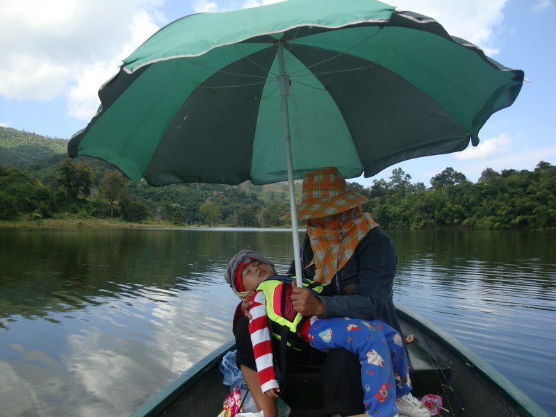 กลางวัน ก็ร้อนสุดๆ เหมือนกัน 
ดีที่เตรียมพร้อมมา  เพราะลำพัง หลังคาเรือ ไม่ไหว เลยเลือกที่จะเอาร่มม