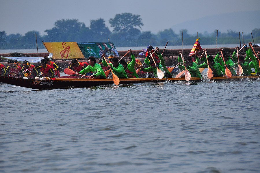 นายหัวเคาะหัวเรือแร่งจังหวะฝีพาย