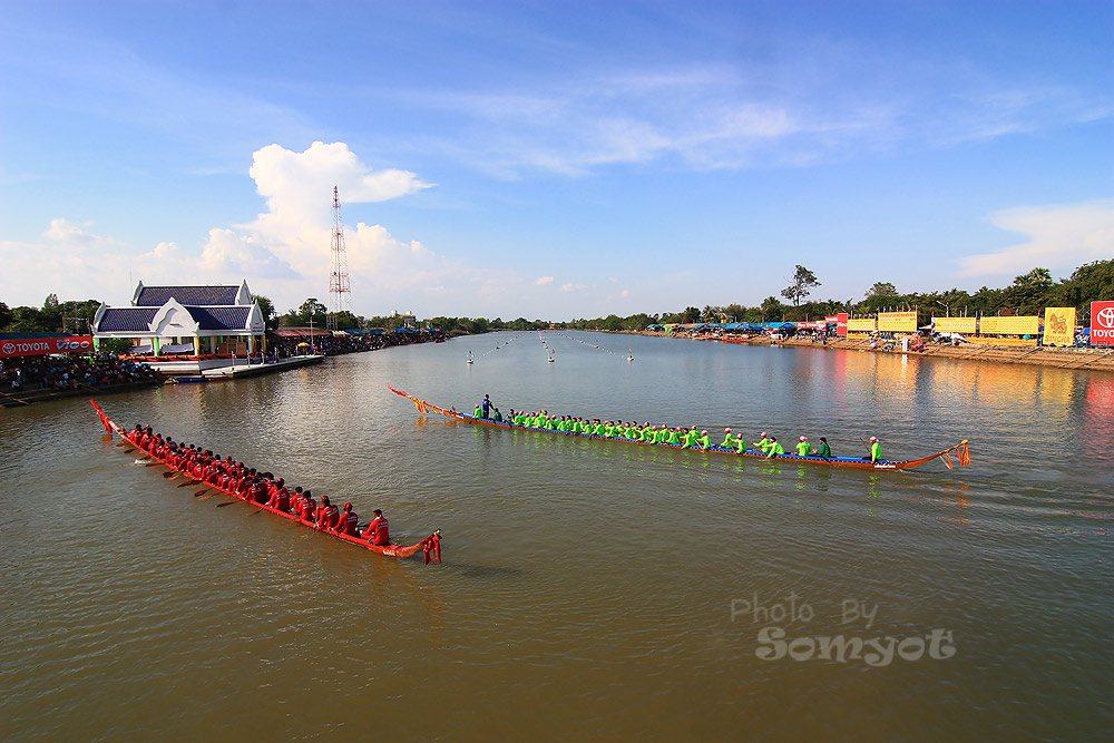 สนามแข่งเป็นทางตรงครับ  ยาว  650 เมตร  เรียกว่าพายกันลิ้นห้อยเลย