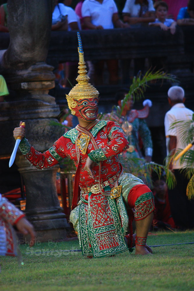 ทหารอีกตัว  ของพระราม  มีกายสีแดง................สุครีพ  นี่  ลูกพระอาทิตย์ ครับ