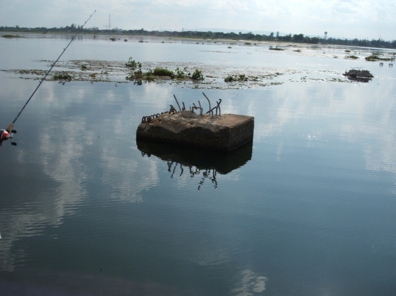 ขับเรือเติมสปีด...เจอเสาตัวนี้ที่น้ำท่วมปลิม ฯ ละก้อ.......เหอะ...ฯฯฯฯฯฯฯฯฯ......

ไม่รู้จะร้องเพล