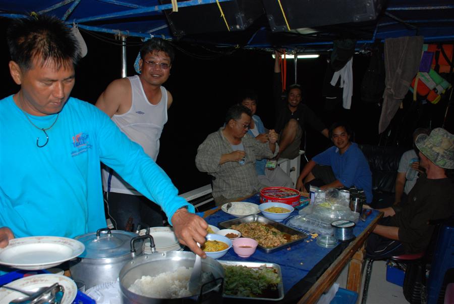 และแล้ว สิ่งที่รอคอยก้อมาถึง ผัดผัก กระเพาะไก่ ไข่เจียว แกงสัปปะรด ก้อมาถึง พร้อมด้วย น้ำพริก ปลาย่า