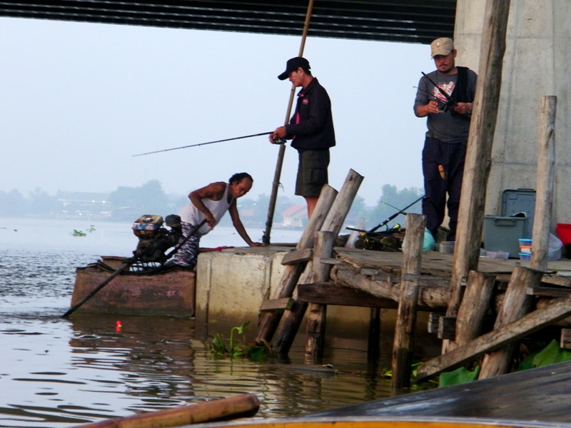 พร้อมยังค่ะ...เดี๋ยวนู๋โส...จาพาไปลงเรือแย้วนะคร้า...

แต่เอ๊ะ  :ohh: ...เจอน้าๆ เค้ากำลังตกปลากัน