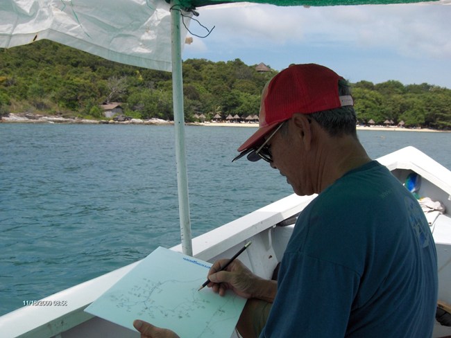 อจ.วันชัย  กำลังมาร์คจุดที่ตกปลาได้ของเกาะบอน   เพื่อวางซั้ง ใช้ในงานแรกของชมรมตกปลาภูเก็ต:laughing: