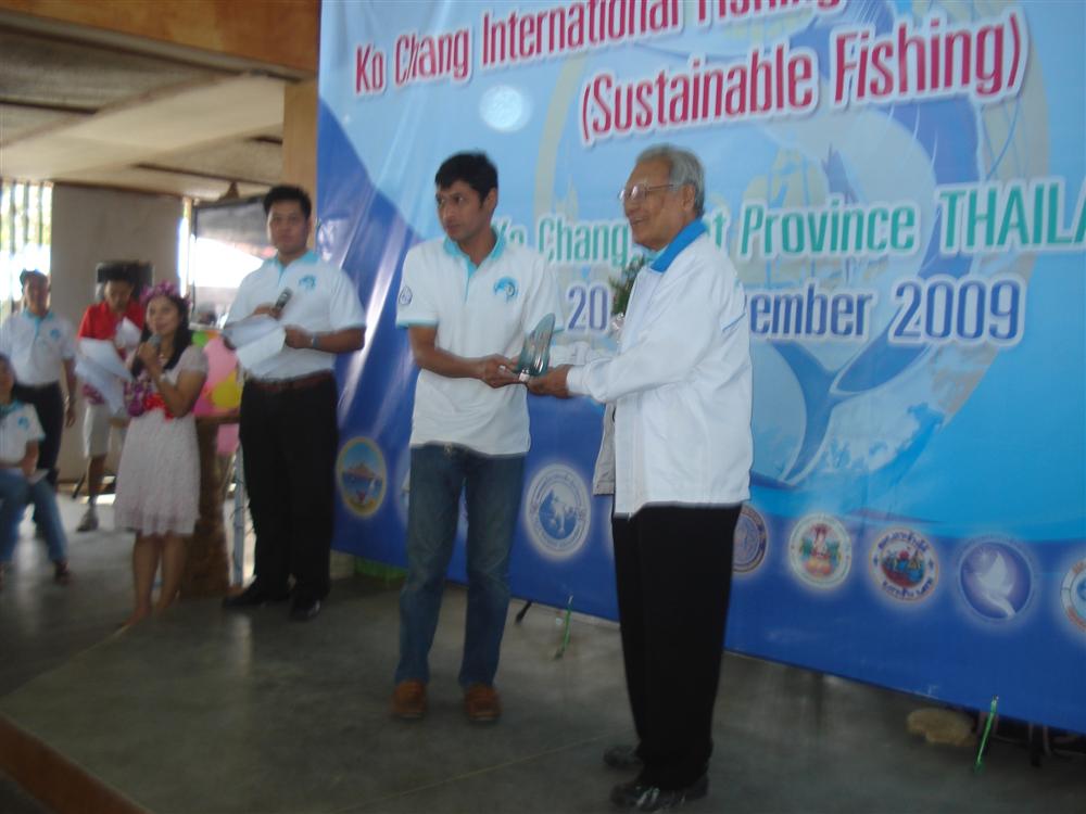 ทีมเพื่อนกันได้รับรางวัล  ชนะเลิศ  ประเภทปปลาเป็น ปลาชอนทะเลที่ 1  น้าก้อยขึ้นรับรางวัล เงินสด 5000 