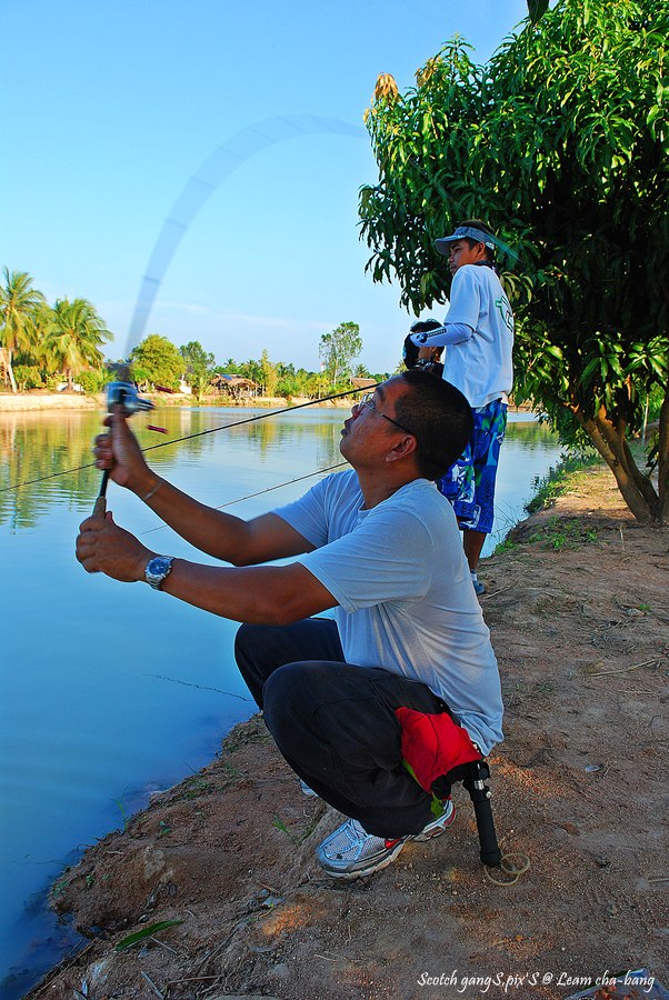 เมื่อเห็นแพนหางสีแดงเหลือง ขึ้นโบกสบัด...น้าเจนแก หวดทันที "ปลาจิบ"  :grin: :grin: :cool: