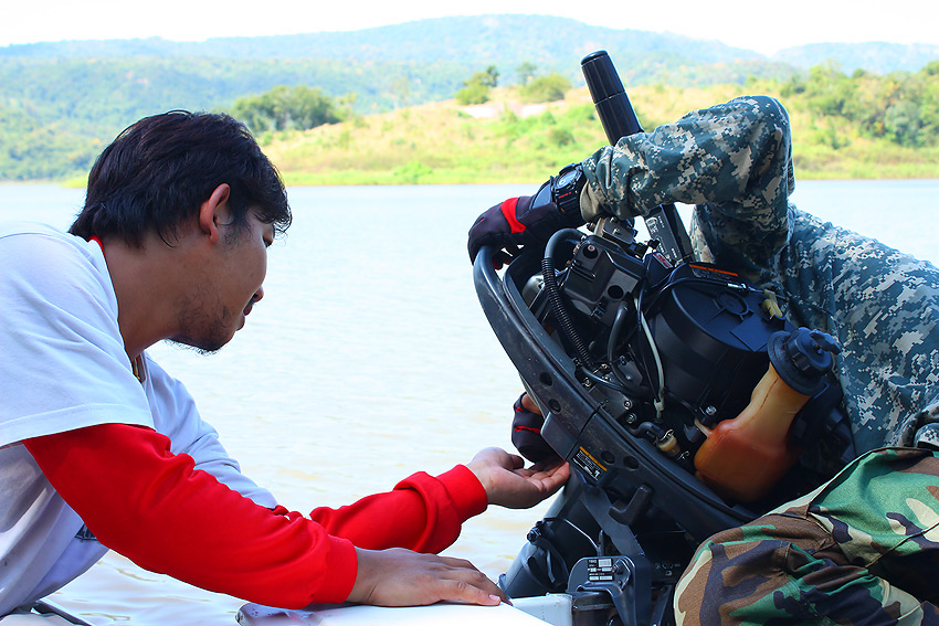 


 [b] เครื่องเรือน้าวุ่นมีปัญหานิดหน่อย  เอาใจช่วยๆ [/b]