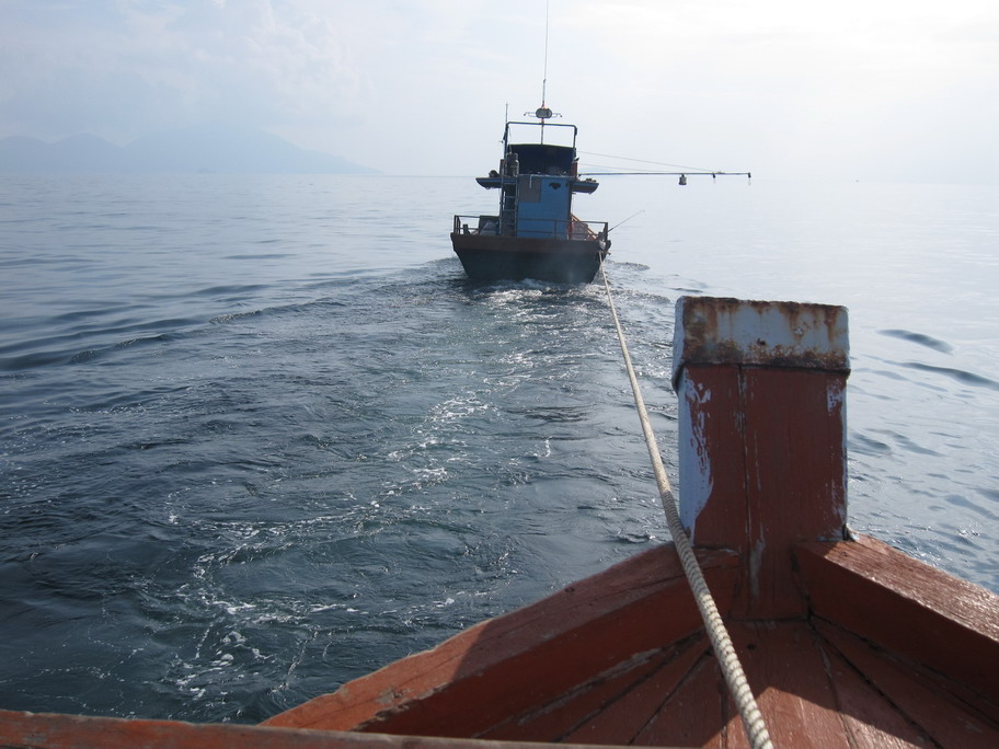 พอสว่างเรือศรีวัฒนา ของไต๋หลี ได้มาลากเข้าไปที่เกาะหลีเป๊ะ  เพื่อรอเรือหงส์ทองที่ออกจากฝั่งมาลากกลับ