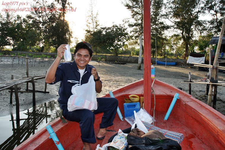 ขนของขึ้นเรือเรียบร้อย ก้อมีการตรวจเช็คสิ่งของว่าเอามากันครบรึป่าว

ว่าแล้วก้อโชว์ ครีมล้างหน้าก่อ