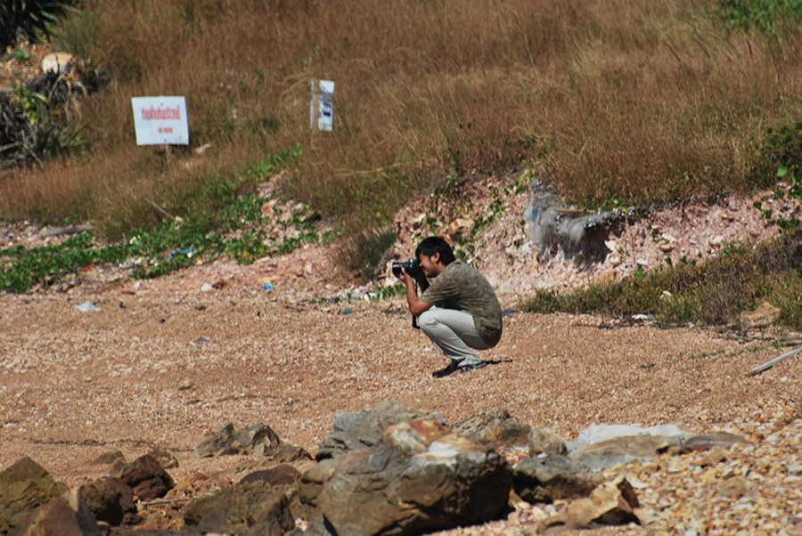 
ปีนกลับลงมาถึงด้านล่างเห็นน้าเขากำลังถ่ายรูปอยู่ มีนางแบบแสนสวยมาด้วย....  :smile: